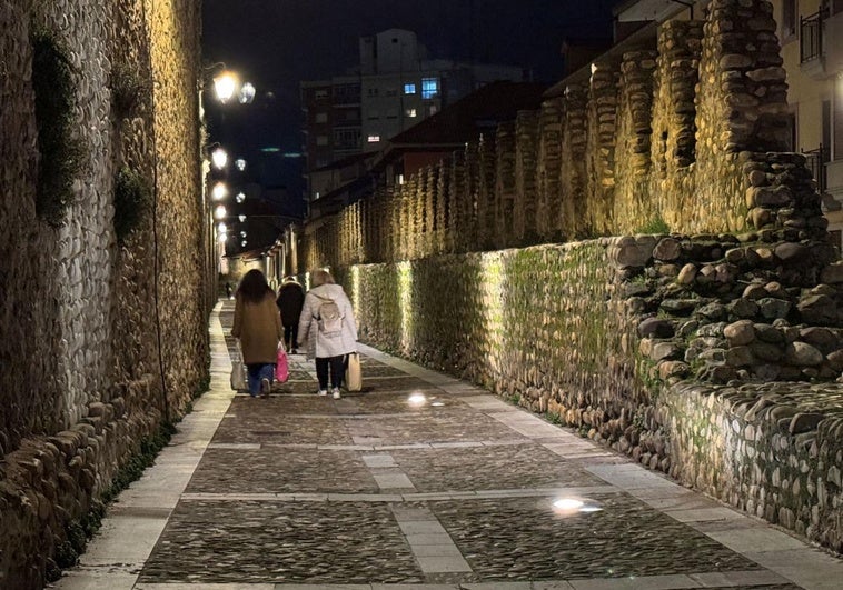 Las Cercas salen de la oscuridad para adecentar el patrimonio leonés